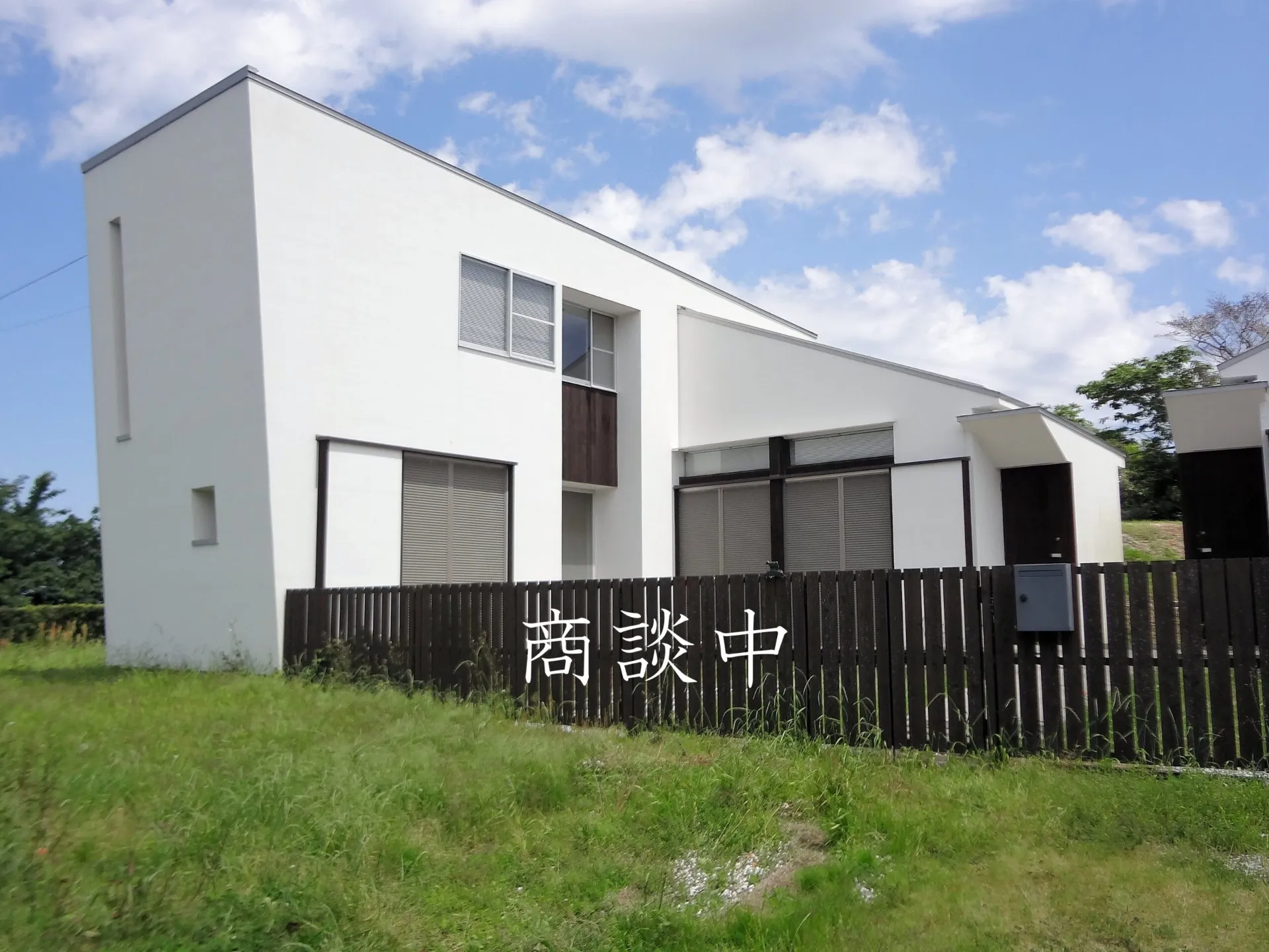 2階からは海一望！人気の別荘地。
